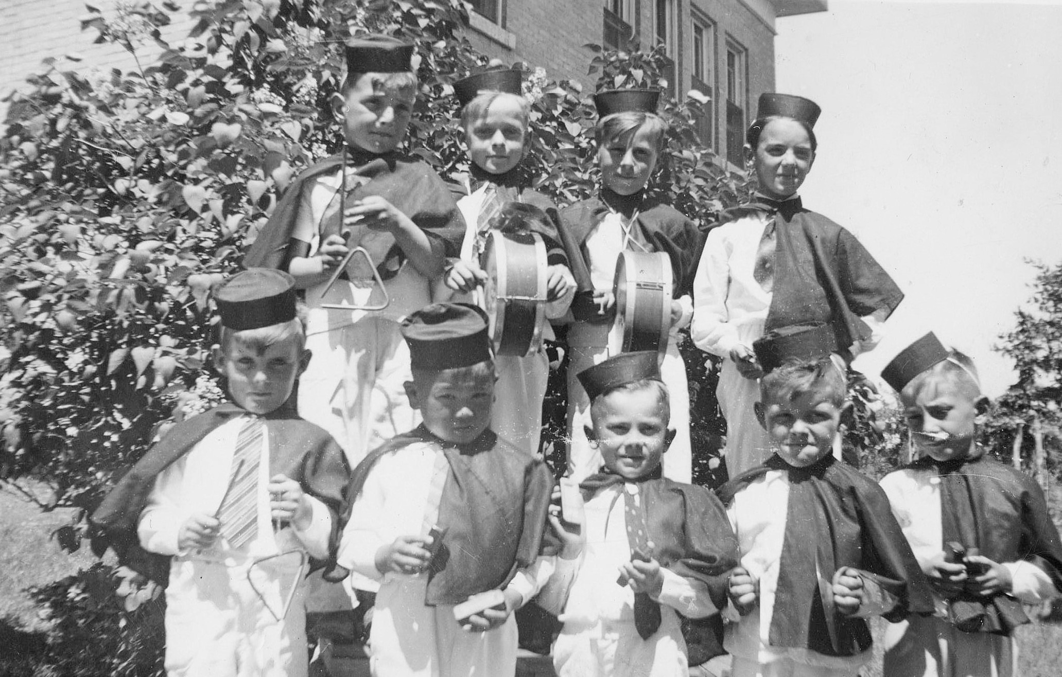 Art Miki with his kindergarten class in Haney, BC (April 1942), shortly before relocating to Manitoba.