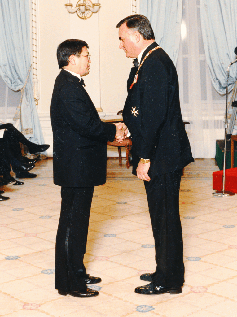 Art Miki receiving the Order of Canada from Hon. Ramon Hnatyshyn, Governor-General in 1991. Photo: Government of Canada.